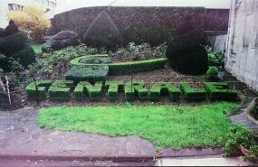 Picture of topiary outside the Hall de la Résidence
