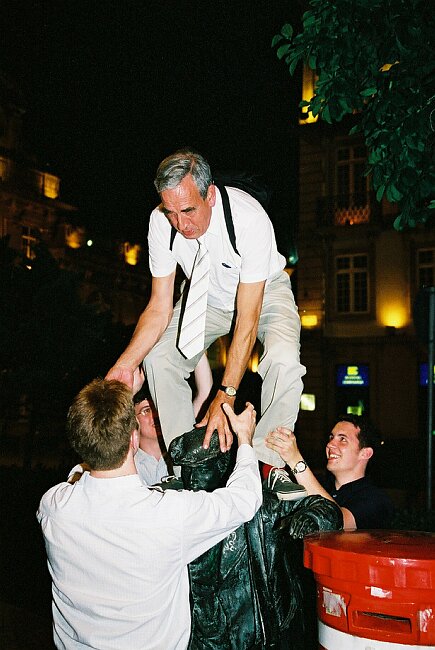 23:33 Chester climbs the strange statue