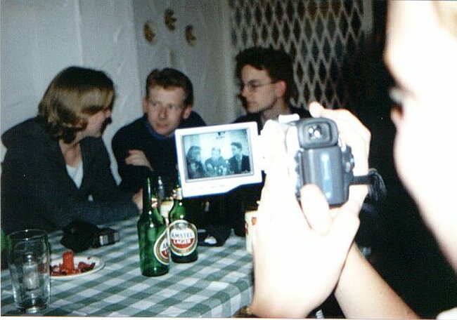 Colleen, Luke and Alastair en parlent Franglais as Steve films